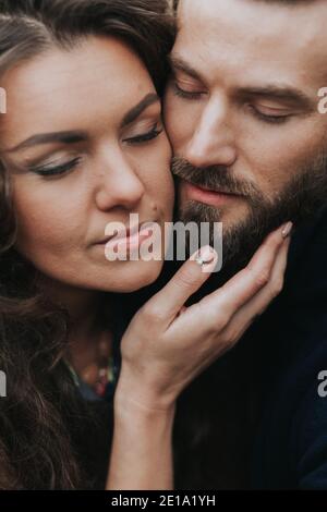 portrait de deux amants caucasiens. Un jeune couple est en plein air le jour de l'automne. Un homme barbu et une femme maurieuse dans l'amour. Saint Valentin. Concept de l Banque D'Images