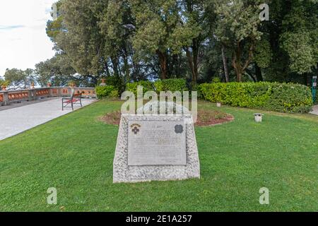 Trieste, Italie - 7 mars 2020 : PIERRE commémorative DE la Seconde Guerre mondiale DE L'ARMÉE AMÉRICAINE au parc du château de Miramare à Trieste, Italie. Banque D'Images