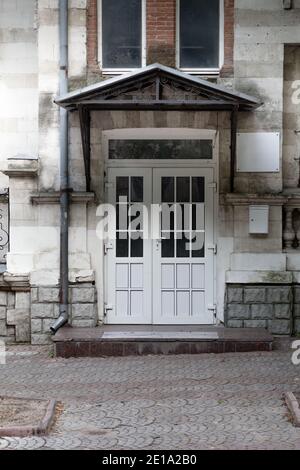 La porte blanche d'un ancien bâtiment. Il est situé dans la rue Nicolai Iorga à Chisinau, République de Moldova. Banque D'Images
