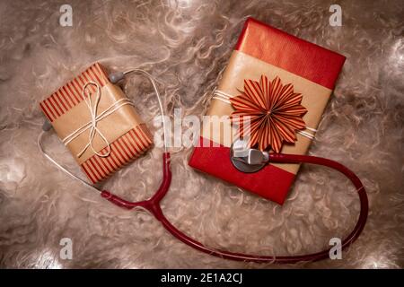 Boîtes cadeaux faites main Merry Christmas avec stéthoscope sur un plat de Noël. Utilisez-la pour la carte de vœux de Noël ou les fêtes de fin d'année afin de montrer votre appréciation à H Banque D'Images