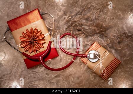 Boîtes cadeaux faites main Merry Christmas avec stéthoscope sur un plat de Noël. Utilisez-la pour la carte de vœux de Noël ou les fêtes de fin d'année afin de montrer votre appréciation à H Banque D'Images