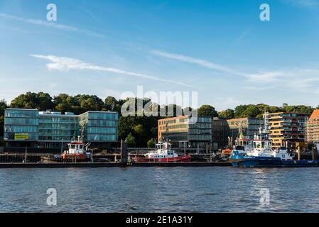 Hambourg, Allemagne - 22 août 2019 : bâtiments et navires modernes amarrés sur l'Elbe dans le port de Hambourg, Allemagne Banque D'Images