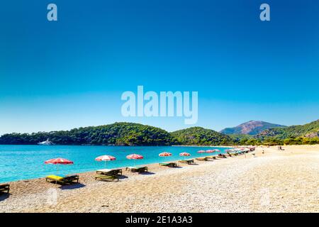 Plage avec parasols et chaises longues à Oludeniz, Riviera turque, Turquie Banque D'Images