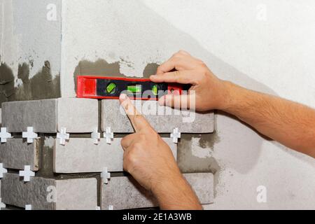 Pose de carreaux de céramique. Le constructeur effectue des réparations Banque D'Images