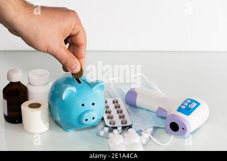 Une banque de pigeons se trouve au-dessus des pilules pour payer la hausse du prix des médicaments. Soins de santé. Banque D'Images