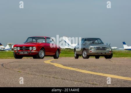 Alfa GT Veloce 1750 (Giulia GTV série 105) Et Lancia Fulvia des voitures de sport italiennes des années 1960 Banque D'Images