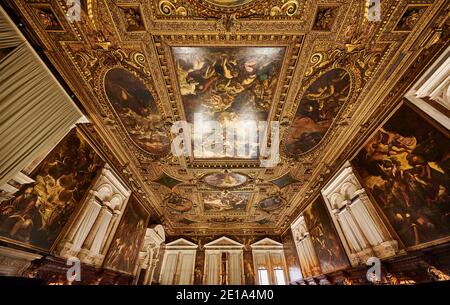 Magnifique Sala Superiore ou la Sala Capitolare, salle Chapitre - intérieur de la salle supérieure décoré par Tintoretto, Scuola Grande di San Rocco, Venise, Vene Banque D'Images