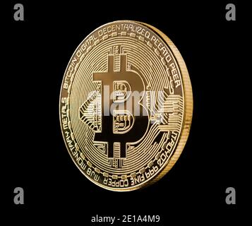 Bitcoin doré isolé sur fond noir. Symbole de pièce en bitcoin dorée à crypto-monnaie Banque D'Images