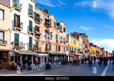 Une rue typique dans le quartier Castello de Venise, Italie. Banque D'Images