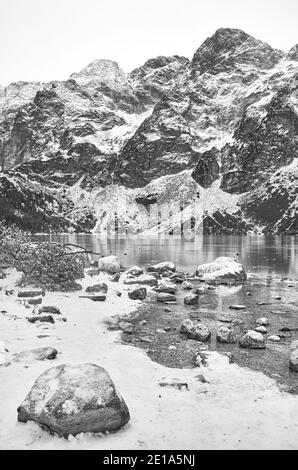 Photo en noir et blanc du lac gelé Morskie Oko (œil de la mer) dans le parc national de Tatra, Pologne. Banque D'Images