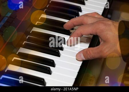 Mains sur le clavier piano orgue électronique gros plan. Les mains du musicien jouent sur le piano Banque D'Images