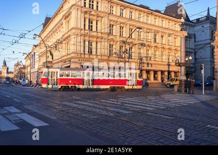 PRAGUE - 30 décembre : tramway T3 avec décoration de Noël et lumières dans la rue entre le Théâtre national et le café Slavia le 30 décembre 2020 à Prag Banque D'Images