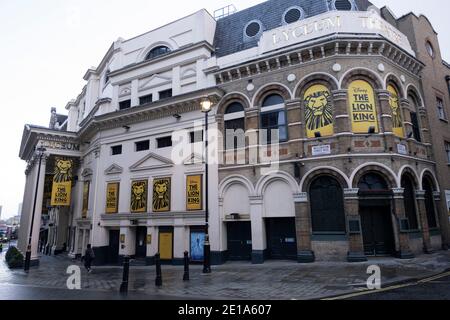 Les théâtres du West End restent fermés par des volets ou sont montés à bord alors que le Premier ministre annonce un nouveau quatrième niveau de restrictions locales plus strictes concernant les coronavirus à Londres et au Sud-est, Et que l'assouplissement des règles prévu pour Noël devait être mis au rebut le 19 décembre 2020 à Londres, au Royaume-Uni. Le Roi Lion du théâtre Lyceum a ses portes fermées. Banque D'Images