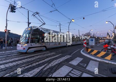 PRAGUE - décembre 30: Tram Skoda 15T avec décoration de Noël et lumières dans les environs du Théâtre national le 30 décembre 2020 à Prague, Banque D'Images