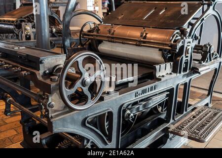 Presse cylindre d'arrêt en fonte fin du XIXe siècle entraînée par un moteur à vapeur fabriqué par H. Jullien, Bruxelles Banque D'Images