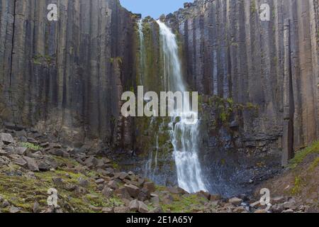 Colonnes de basalte et Stuðlafoss / Studlafoss, cascade à Studlagil / Stuðlagil Canyon, Jökuldalur / Glacier Valley, Austurland, Islande Banque D'Images