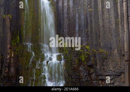 Colonnes de basalte et Stuðlafoss / Studlafoss, cascade à Studlagil / Stuðlagil Canyon, Jökuldalur / Glacier Valley, Austurland, Islande Banque D'Images