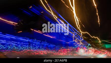 De légères stries dessinées en raison du mouvement à un grand vitesse sur la route par une voiture la nuit Banque D'Images