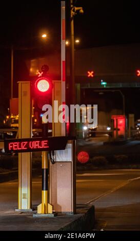 Un péage de frontière avec un message souhaitant que les voyageurs bon voyage En espagnol pendant qu'ils attendent la permission de continuer Banque D'Images