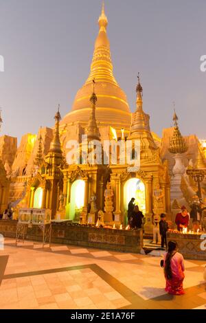 Les dévots du matin adorent la Pagode Shwedagon au lever du soleil. Banque D'Images