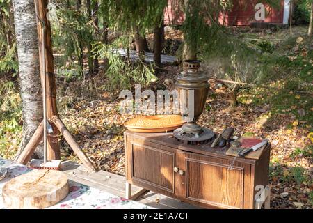 Un dispositif pour faire bouillir l'eau et faire du thé. Samovar russe traditionnel sur une table en bois sur fond de nature. Photo de haute qualité Banque D'Images