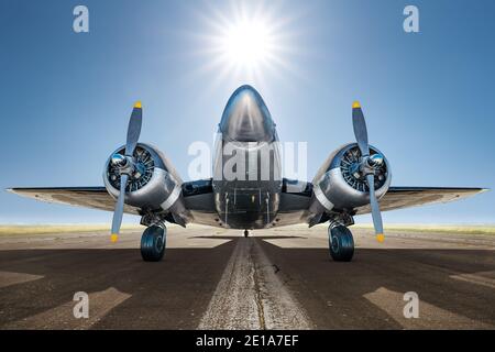 avion historique contre un ciel ensoleillé Banque D'Images