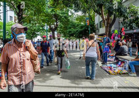 Malgré la pandémie générée par le Covid-19, les Vénézuéliens tentent de subsister, vendant dans les rues de Caracas. Dans le boulevard de la populaire ne Banque D'Images