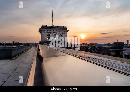 Berlin, Allemagne - 28 juillet 2019 : paysage urbain de Berlin au coucher du soleil depuis le toit du nouveau bâtiment du Reichstag, siège du Parlement allemand. Banque D'Images