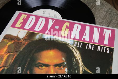 Viersen, Allemagne - mai 9. 2020: Gros plan des couvertures de disques vinyles du chanteur de musique pop britannique reggae Eddy Grant (Focus sur le nom des chanteurs au centre) Banque D'Images