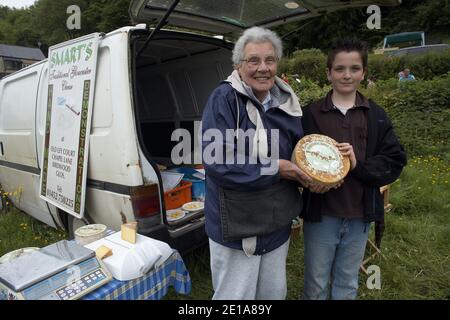 GRANDE-BRETAGNE / Angleterre /Gloucestershire/Coopers Hill/GLOUCESTERSHIRE CHEESE ROLLING RACE / le fromage Gloucester fait à la main mousse Diane et son petit-fils. Banque D'Images