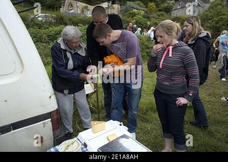 Femme plus âgée vendant du fromage Gloucester fait main Banque D'Images