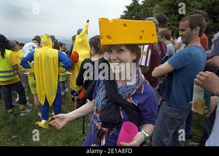 GRANDE-BRETAGNE / Angleterre /Gloucestershire/Coopers Hill/GLOUCESTERSHIRE CHEESE ROLLING RACE/Femme concurrente avec un chapeau de fromage. Banque D'Images