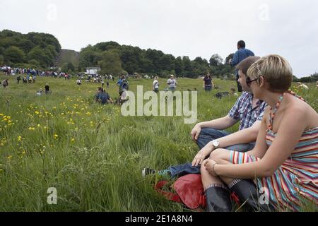 Téléspectateurs au festival annuel de fromage à Coopers Hill, Gloucestershire, Angleterre, Royaume-Uni, Banque D'Images