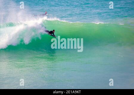 Sagres, Algarve, Portugal - février 2019 : vue sur les surfeurs profitant des grandes vagues de la plage de Beliche Banque D'Images