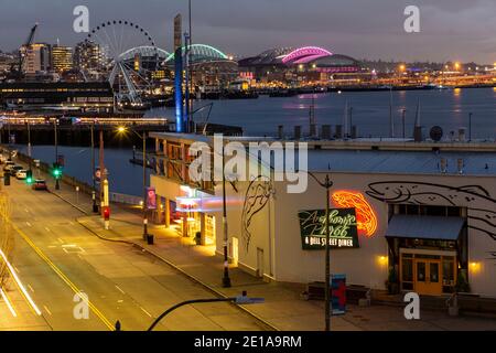 WA19003-00...WASHINGTON - vue sur le front de mer de Seattle et le port de Seattle en face d'Elliot Bay depuis le quai 66. 2020 Banque D'Images