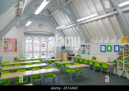 Salle de classe typique de l'école primaire / moyenne au Royaume-Uni avec des bureaux et des chaises dans les rangées. Les écoles ont fermé leurs portes mais se sont préparées à rouvrir en mars 2021 Banque D'Images