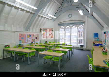 Salle de classe typique de l'école primaire / moyenne au Royaume-Uni avec des bureaux et des chaises dans les rangées. Les écoles ont fermé leurs portes mais se sont préparées à rouvrir en mars 2021 Banque D'Images