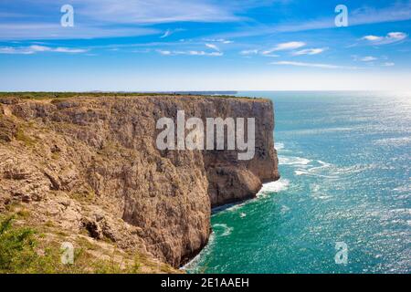 Vue panoramique sur les falaises de Sagres à l'est, El Algarve, Portugal Banque D'Images