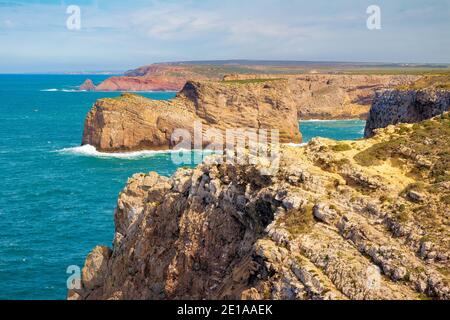 Vue sur les falaises depuis le cap San Vicente en regardant la côte nord de celui-ci. L'Algarve, Portugal Banque D'Images