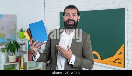 homme avec la barbe et la moustache ressemblent à homme d'affaires ou professeur à l'université ou à l'école, recommandation. Banque D'Images