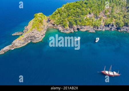 DES bateaux DE plongée et des plongeurs autour d'une île tropicale sauvage et isolée (île de Koh bon, îles Similan, Thaïlande). Banque D'Images