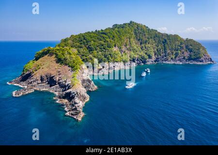 DES bateaux DE plongée et des plongeurs autour d'une île tropicale sauvage et isolée (île de Koh bon, îles Similan, Thaïlande). Banque D'Images