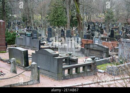 Anciennes tombes du cimetière Hietaniemi à Helsinki, Finlande Banque D'Images