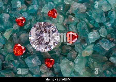 diamants à l'intérieur de diamants en forme de coeur rouge mis sur le ciel brut pierres précieuses bleues Banque D'Images
