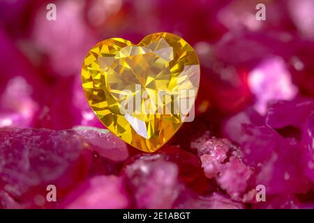 Saphir jaune en forme de coeur sur rubis Gemstone cru Banque D'Images