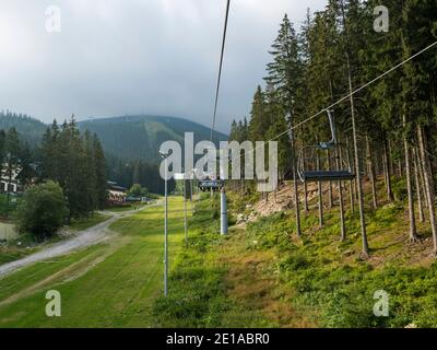 Demanovska dolina, Jasna, Slovaquie 29 août 2020 : télésiège dans la station Jasna dans les montagnes des basses Tatras, jour d'été. Banque D'Images