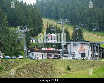 Demanovska dolina, Jasna, Slovaquie 29 août 2020 : télésiège dans la station Jasna dans les montagnes des basses Tatras, jour d'été. Banque D'Images