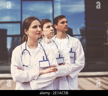 gros plan. groupe de professionnels de la santé confiants debout dans une rangée. Banque D'Images