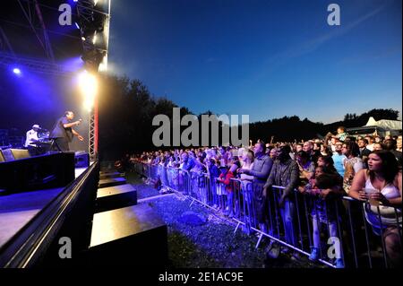 Vienne, Autriche. 15 août 2016. Impressions de la saison des festivals 2016 sur l'île du Danube à Vienne. Les amateurs de concert se trouvent devant la scène lors d'un concert. Banque D'Images