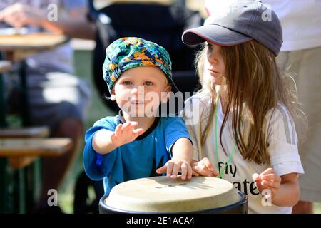 Vienne, Autriche. 07 août 2016. Impressions de la saison des festivals 2016 sur l'île du Danube à Vienne. Un garçon et une fille tambour sur le site du festival. Banque D'Images